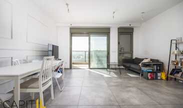 Bright 2-Bedroom Apartment with Balcony in Kiryat Yovel